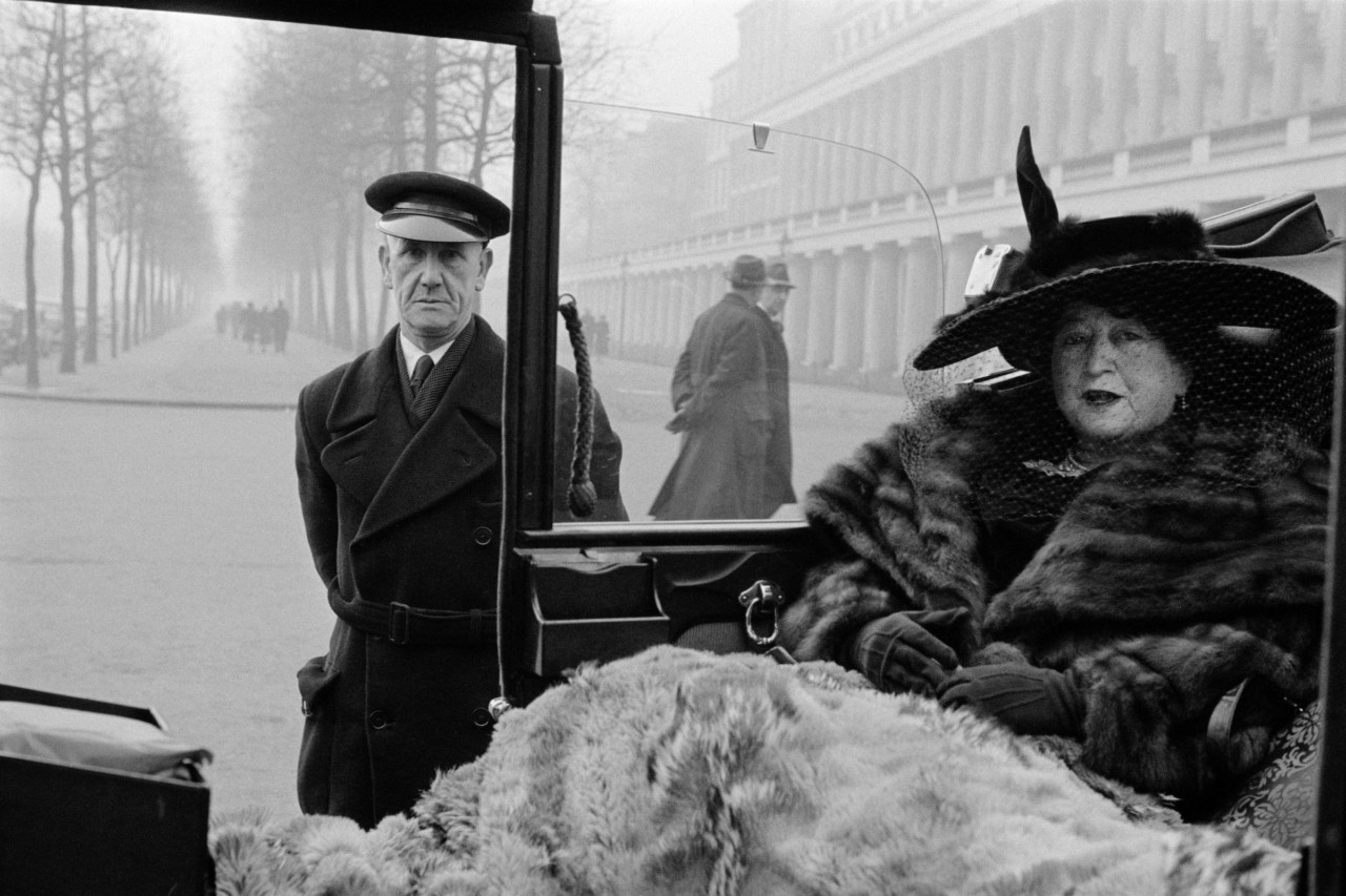 Mrs Eveleigh Nash in London - by Inge Morath